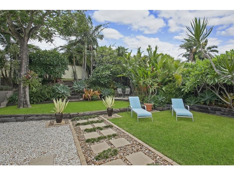 16 Beaconsfield Drive, Burleigh Waters QLD 4220