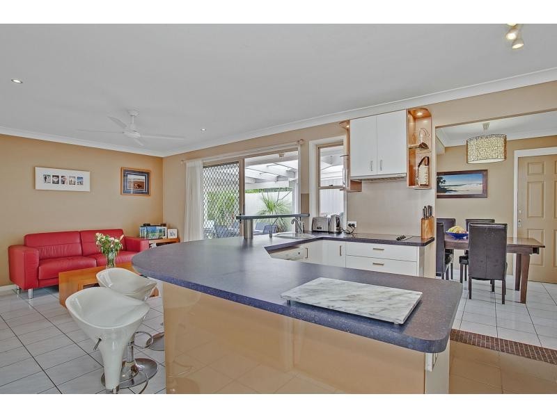 16 Beaconsfield Drive, Burleigh Waters QLD 4220