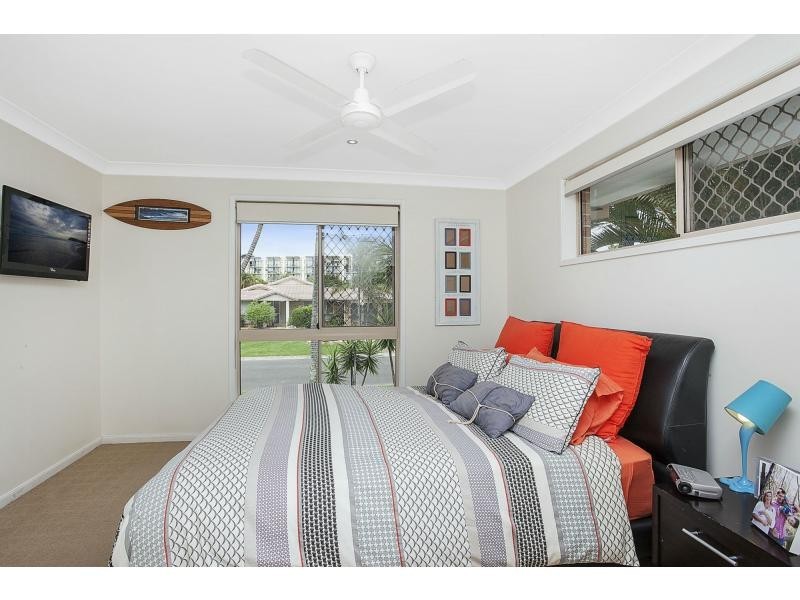 16 Beaconsfield Drive, Burleigh Waters QLD 4220