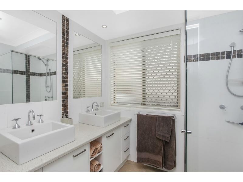16 Beaconsfield Drive, Burleigh Waters QLD 4220