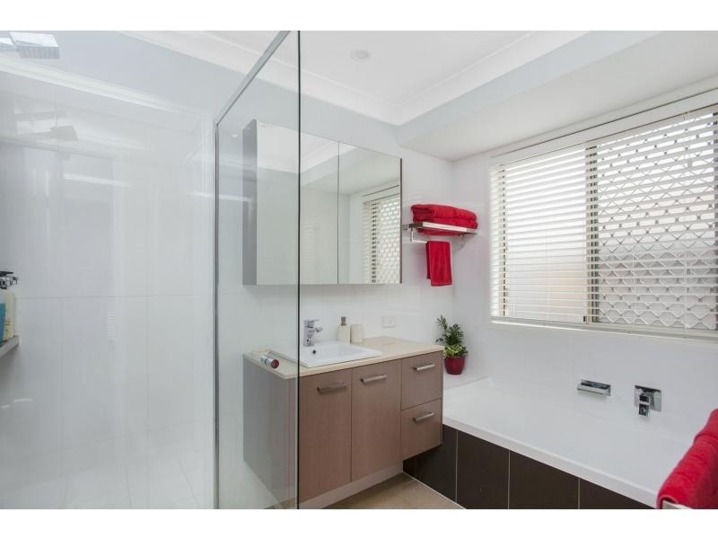 16 Beaconsfield Drive, Burleigh Waters QLD 4220