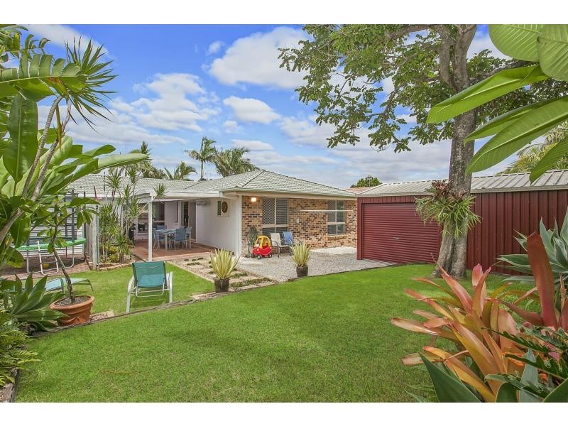 16 Beaconsfield Drive, Burleigh Waters QLD 4220
