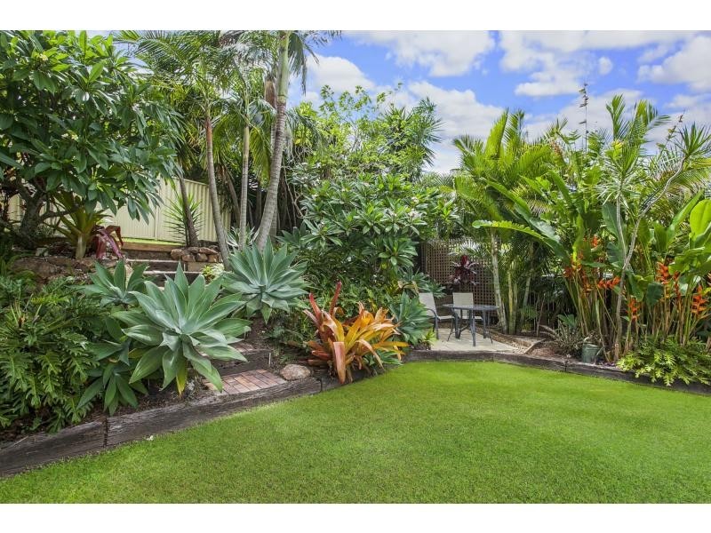 16 Beaconsfield Drive, Burleigh Waters QLD 4220