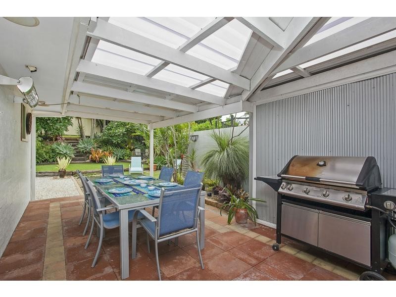 16 Beaconsfield Drive, Burleigh Waters QLD 4220