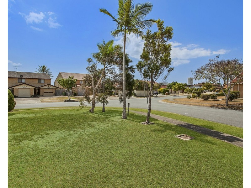 2/1 Peacock Place, Burleigh Waters QLD 4220