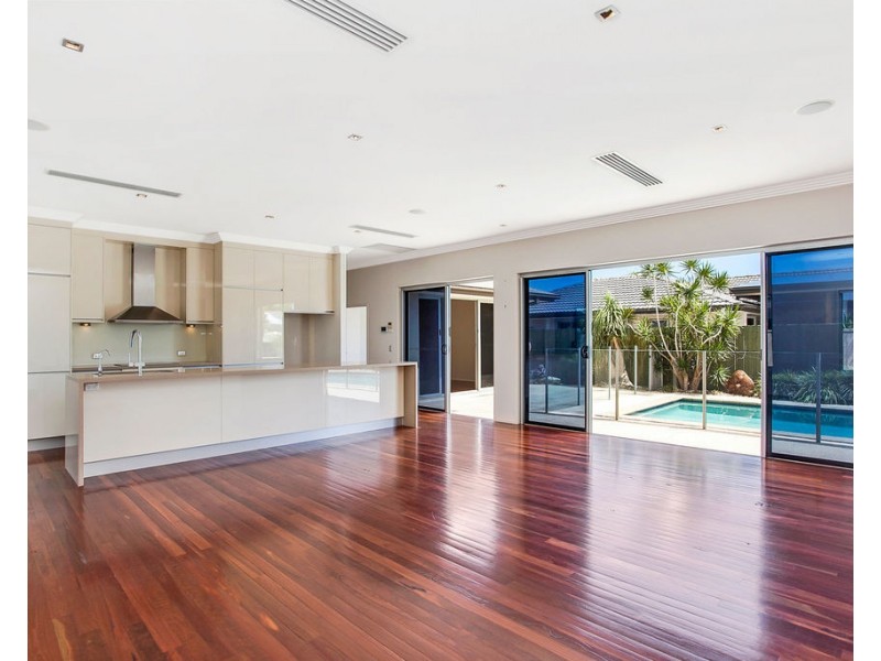 22 Joan Street, Burleigh Waters QLD 4220