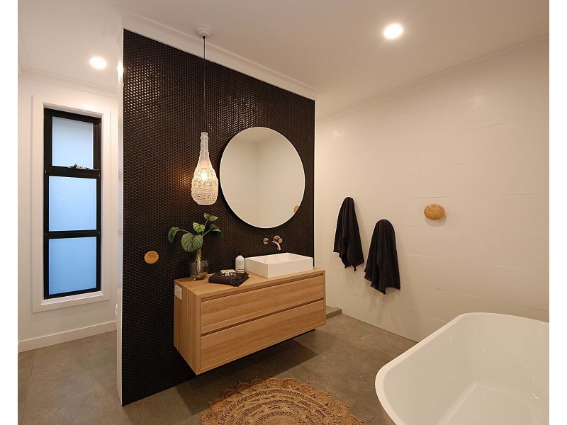 76 Burleigh Street, Burleigh Waters QLD 4220