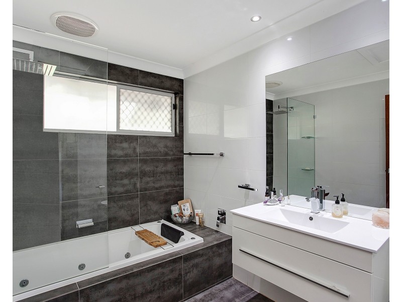 6 Seahawk Cres, Burleigh Waters QLD 4220