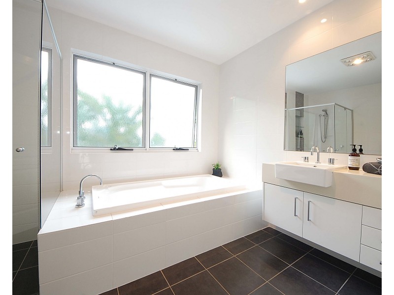 8 Lemana Lane, Burleigh Heads QLD 4220