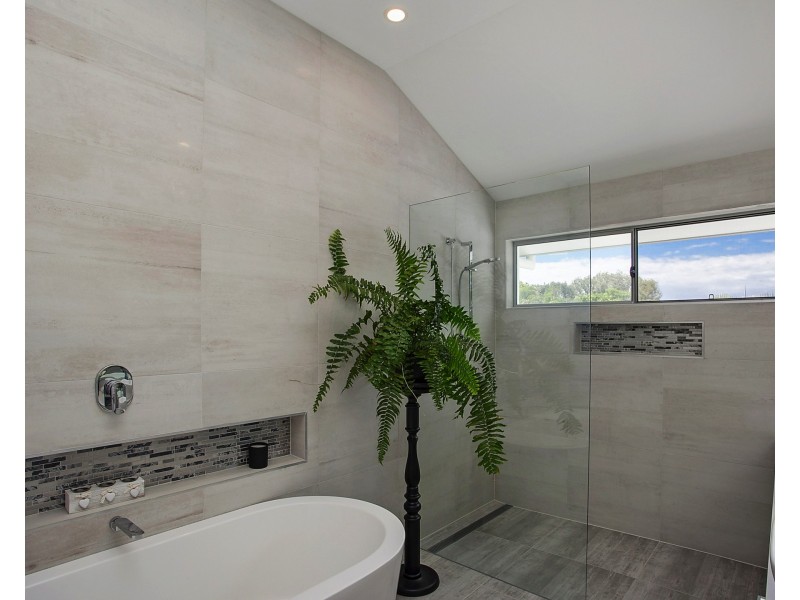 81 Burleigh St, Burleigh Waters QLD 4220