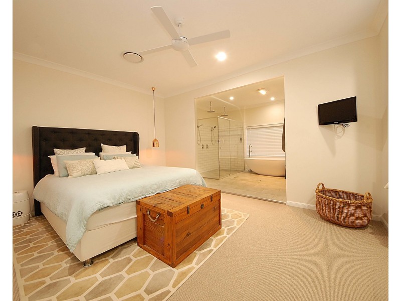 6 Babbler Ct, Burleigh Waters QLD 4220