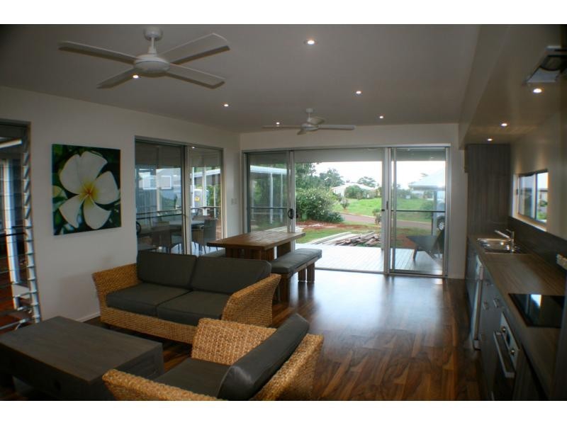 17 Rise Crescent, Mission Beach QLD 4852