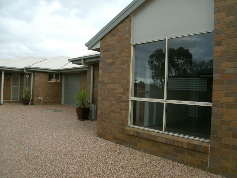 Unit 2/22 Stewart Avenue, Warwick QLD 4370