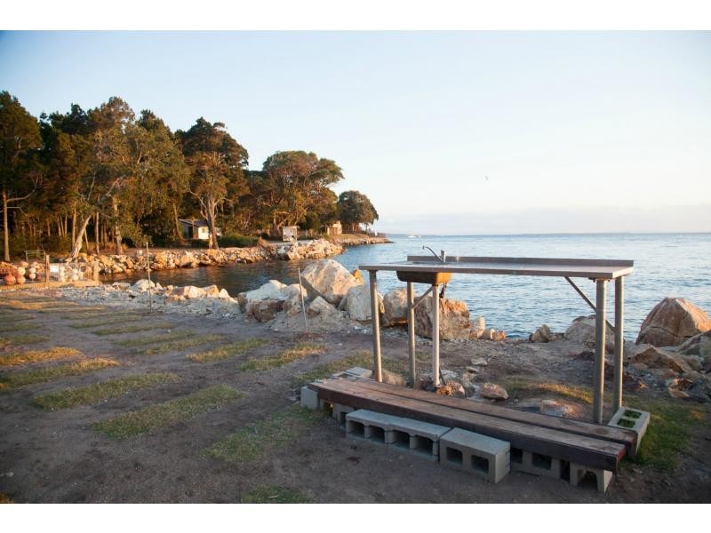 2 Birch Street, Amity Point QLD 4183