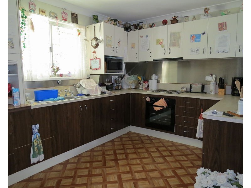 106 Maryvale Street St, Hendon QLD 4362