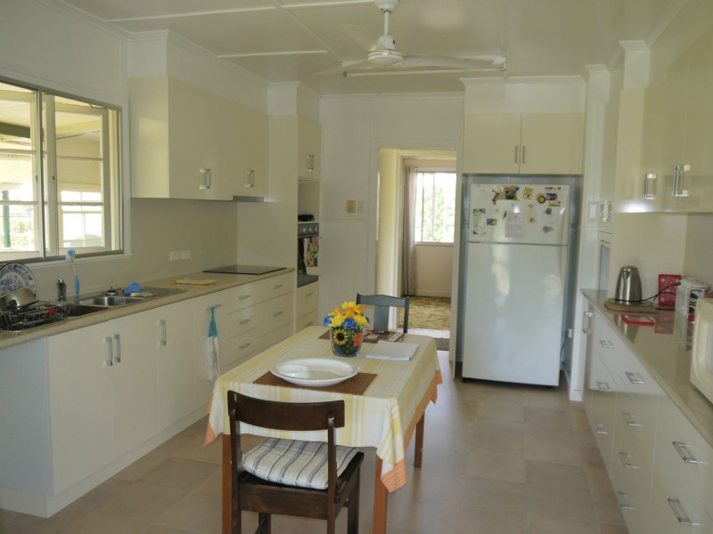 130 White Street, Pratten QLD 4370