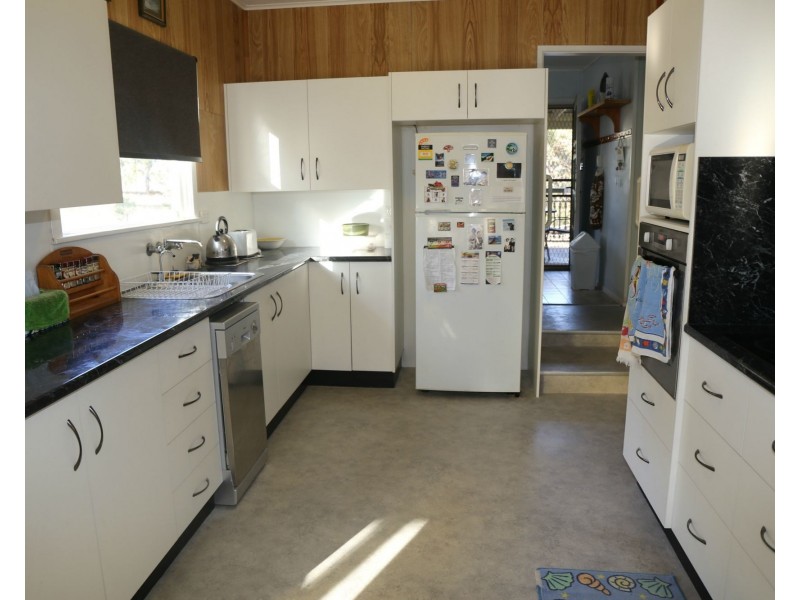 27 Lester Street, Pratten QLD 4370