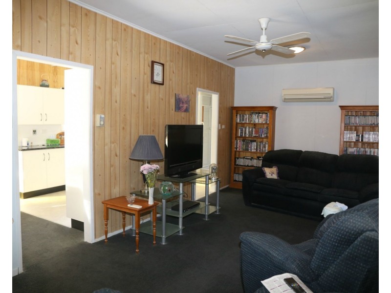 27 Lester Street, Pratten QLD 4370