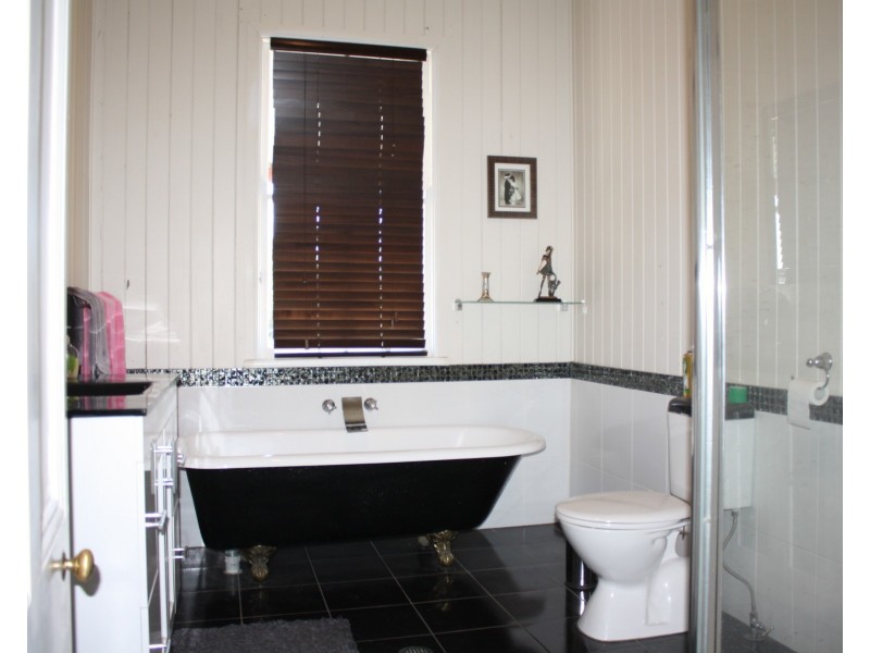 98 Goomburra St, Hendon QLD 4362