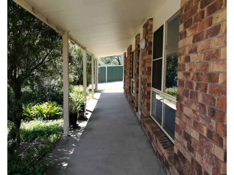 27 Furness Cres, Warwick QLD 4370