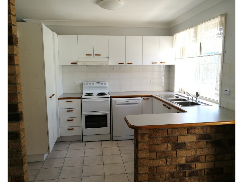 27 Furness Cres, Warwick QLD 4370