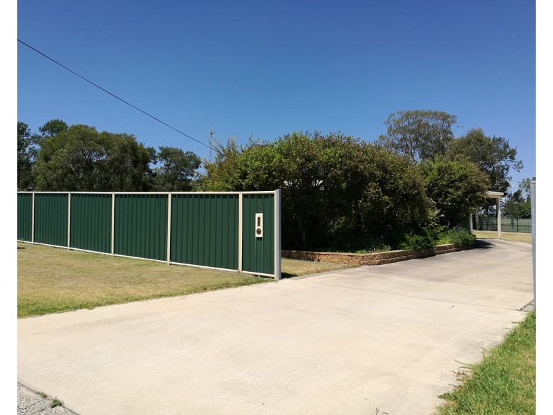 27 Furness Cres, Warwick QLD 4370