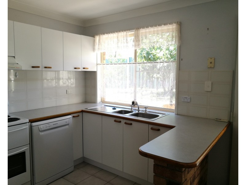 27 Furness Cres, Warwick QLD 4370