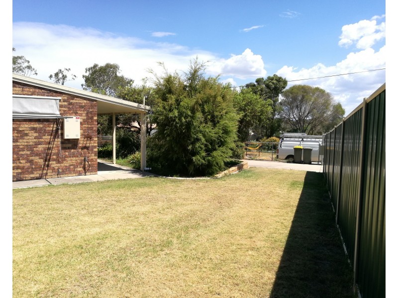 27 Furness Cres, Warwick QLD 4370