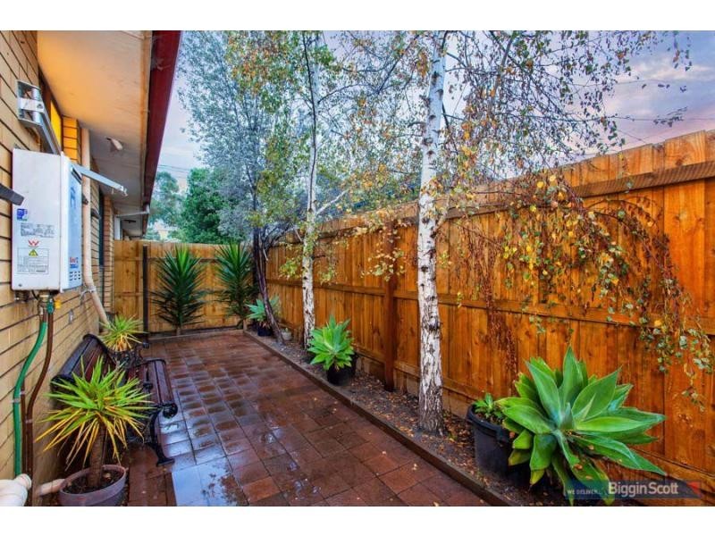 2/116 Blackshaws Road, South Kingsville VIC 3015