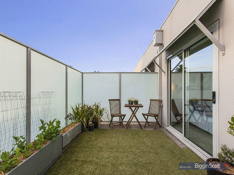 6/4 Saltriver Place, Footscray VIC 3011