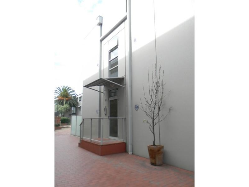 17/2 Saltriver Place, Footscray VIC 3011