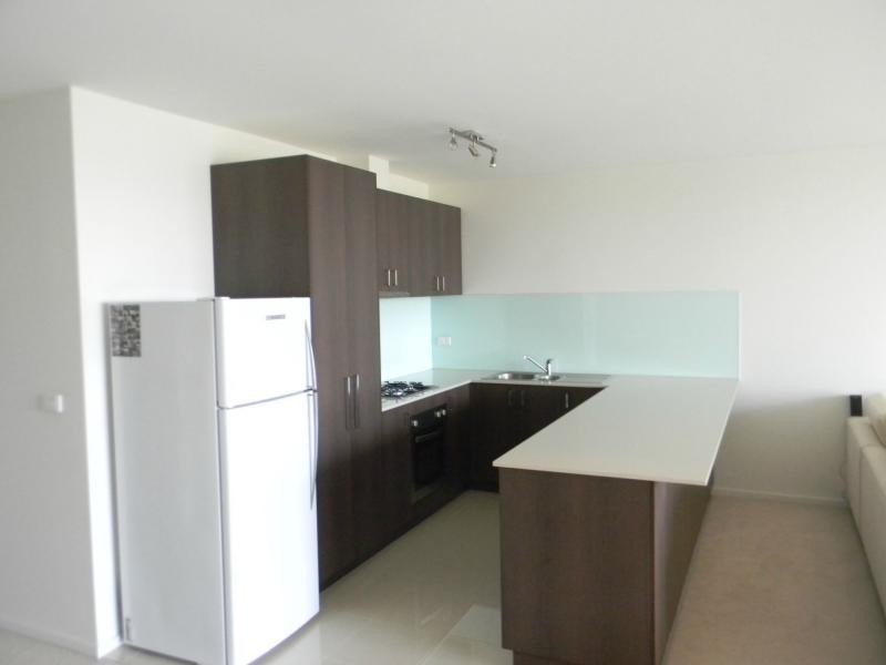 17/2 Saltriver Place, Footscray VIC 3011