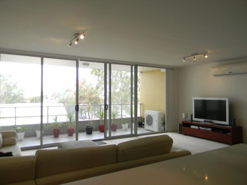 17/2 Saltriver Place, Footscray VIC 3011