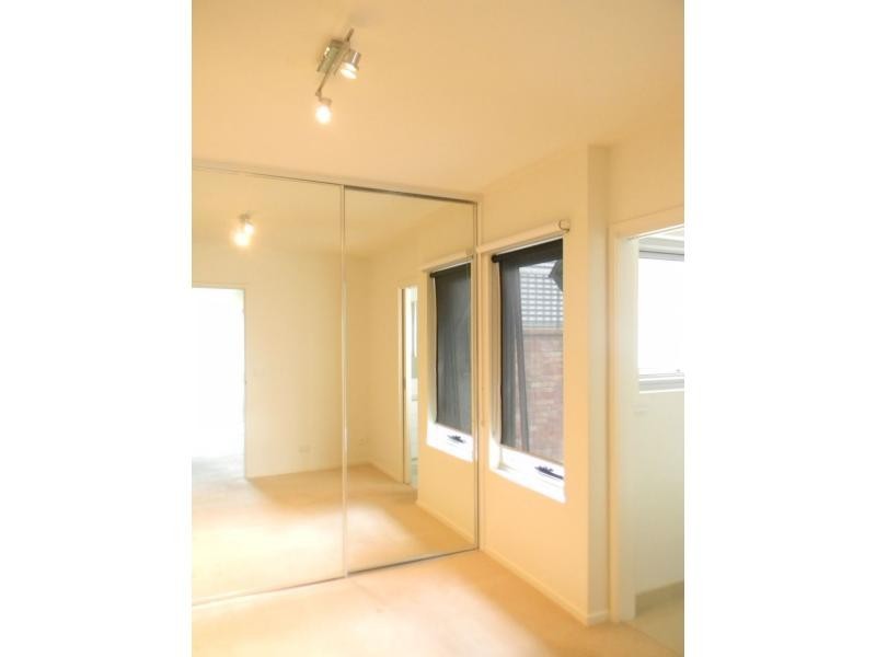 17/2 Saltriver Place, Footscray VIC 3011