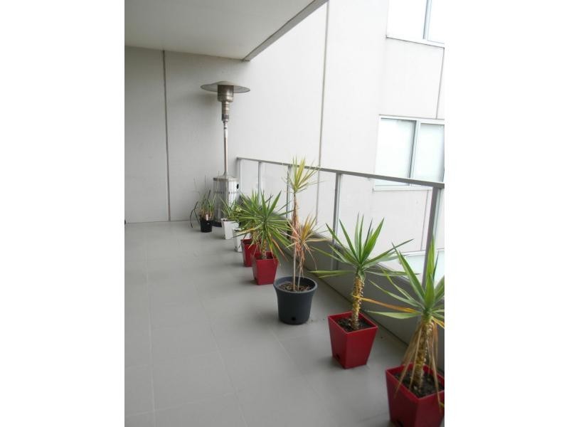 17/2 Saltriver Place, Footscray VIC 3011