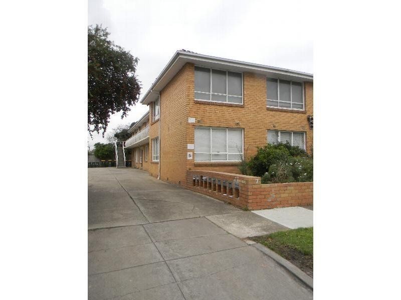 2/7 Saltley Street, South Kingsville VIC 3015