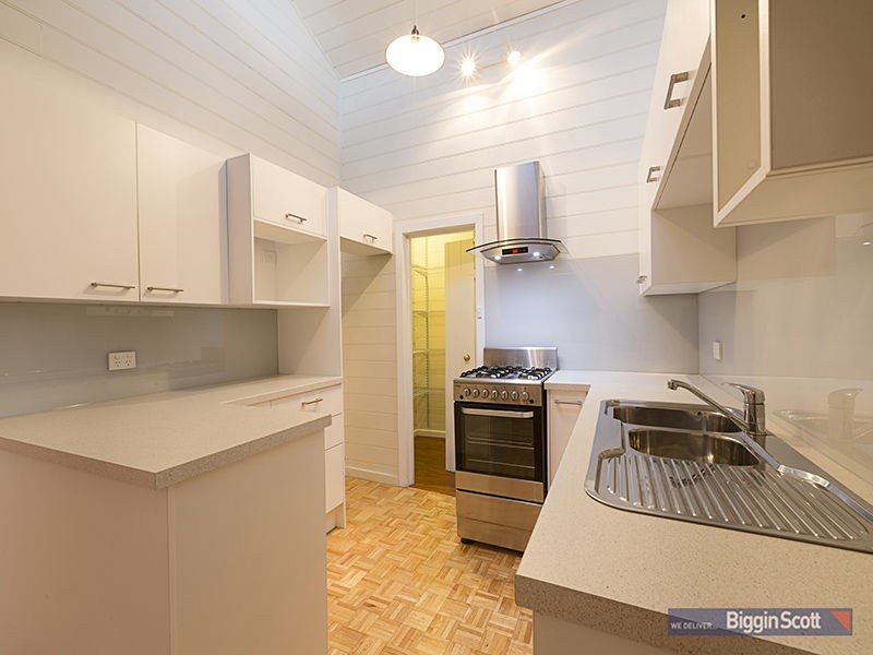 8 Lawrence Street, Seddon VIC 3011
