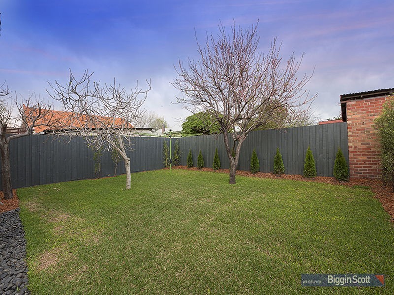 8 Lawrence Street, Seddon VIC 3011