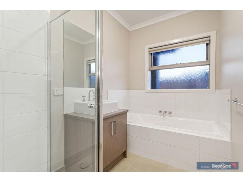 3/6 Collins Avenue, Altona North VIC 3025