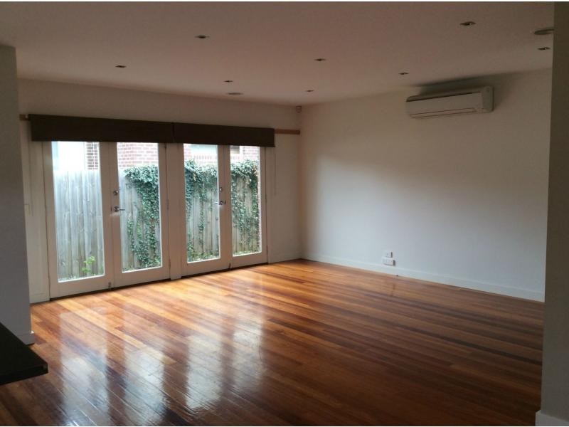 2/8 Hampton Parade, West Footscray VIC 3012