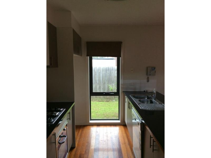 2/8 Hampton Parade, West Footscray VIC 3012