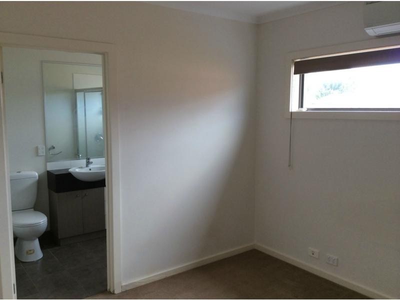 2/8 Hampton Parade, West Footscray VIC 3012