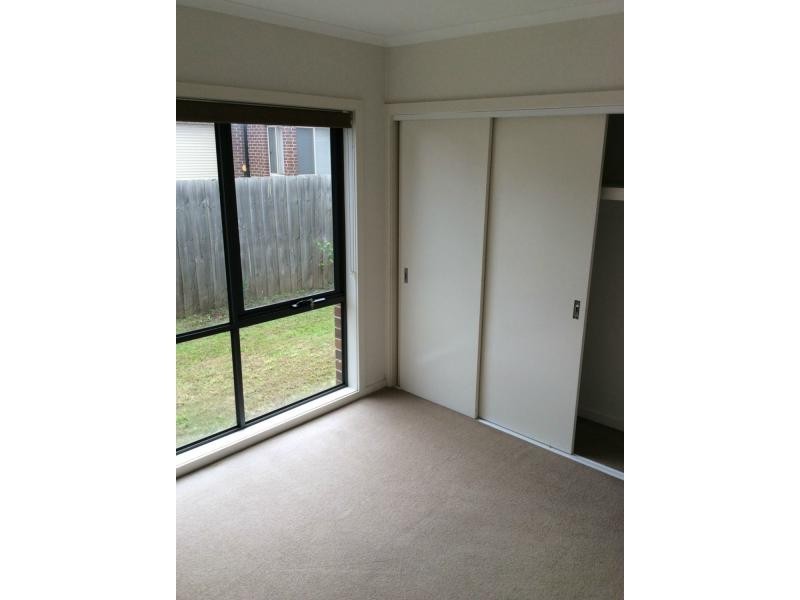 2/8 Hampton Parade, West Footscray VIC 3012