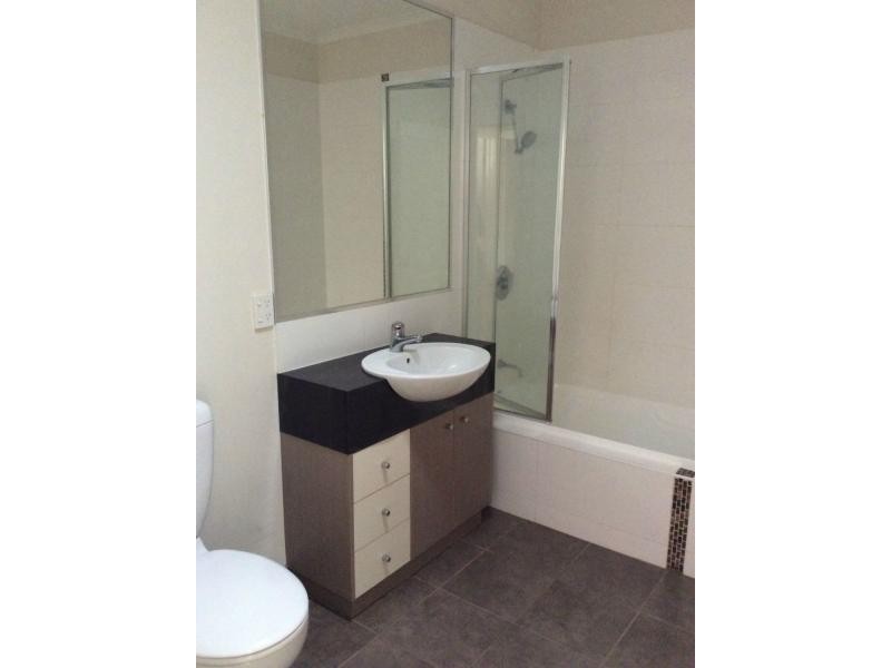 2/8 Hampton Parade, West Footscray VIC 3012