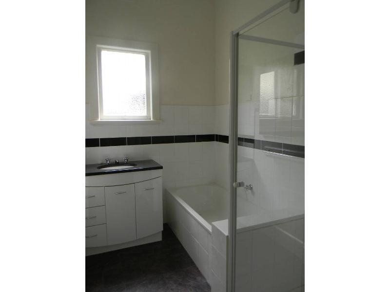 16 Robbs Road, West Footscray VIC 3012