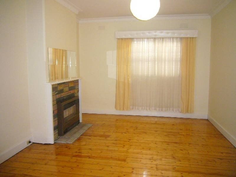 24 Pentland Parade, Seddon VIC 3011