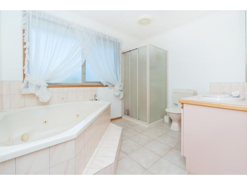 5 Helsal Court, Frankston VIC 3199