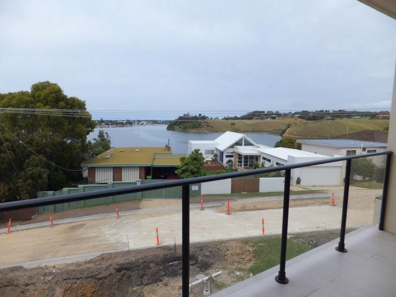 1/100 Carpenter Street, Lakes Entrance VIC 3909