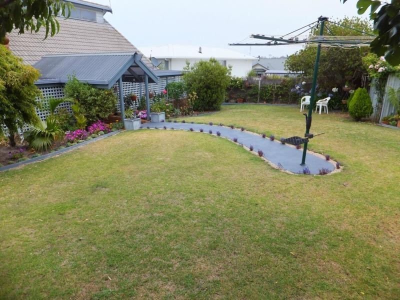 50 Nautilus Way, Lakes Entrance VIC 3909