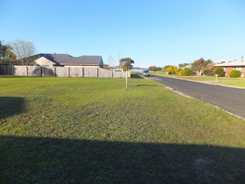 13 Lake Valley Way, Newlands Arm VIC 3875